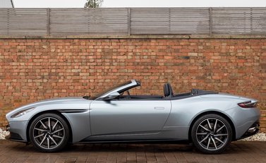 Aston Martin DB11 Volante 2