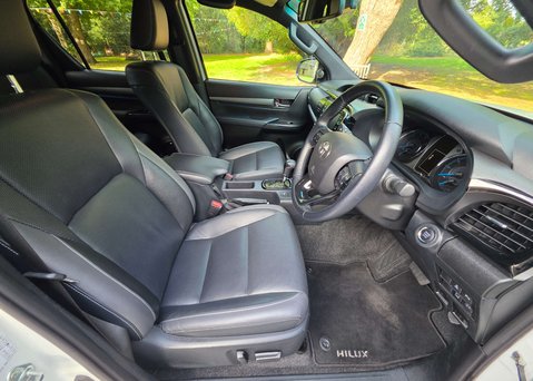 Toyota Hilux 2.8 HI-Luxury Invincible X D-4D 4WD Double Cab Auto 4WD 5dr 12