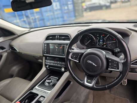 Jaguar F-Pace 2.0 D180 R-Sport SUV 5dr Diesel Auto AWD Euro 6 (s/s) (180 ps) 31