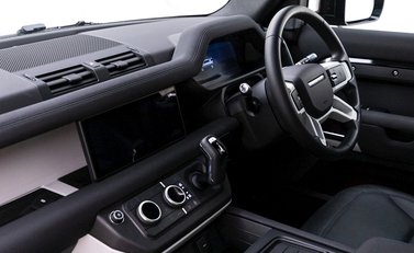 Land Rover Defender 110 SE D250 Urban 15