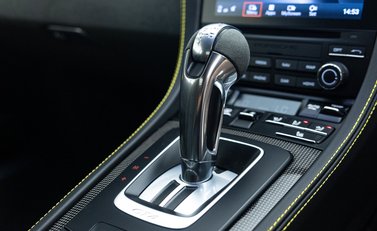 Porsche Cayman GT4 (718) 26