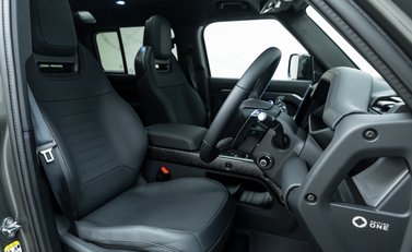 Land Rover Defender 110 OCTA EDITION ONE 16