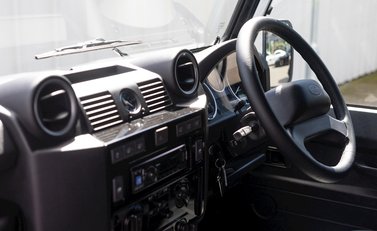 Land Rover Defender 90 Landmark 15