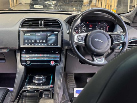 Jaguar F-Pace 2.0 F-Pace R-Sport AWD D Auto 4WD 5dr 9