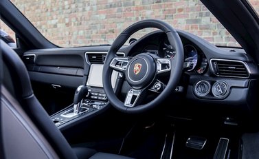 Porsche 911 Targa 4 GTS (991.2) 22