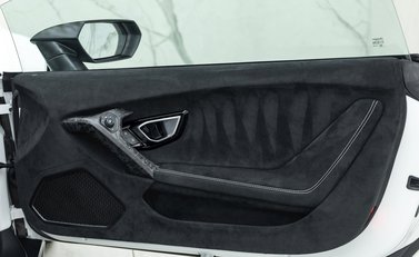 Lamborghini Huracan LP640-4 Performante 17