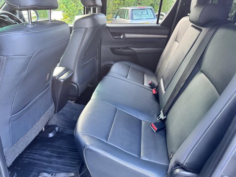 Toyota Hilux INVINCIBLE X 4WD D-4D DCB 37