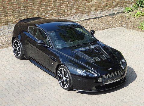 Aston Martin V12 Vantage Carbon Black Edition 6