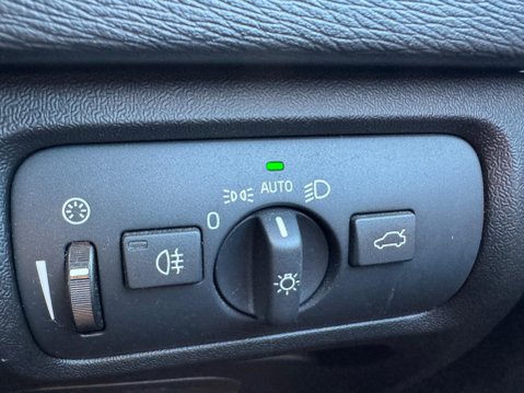 Volvo V40 1.5 T2 R-Design Edition Auto Euro 6 (s/s) 5dr 21