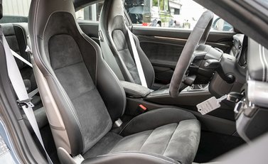 Porsche 911 (991.2) Carrera GTS 12