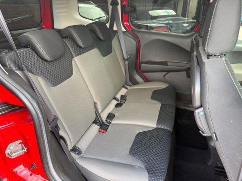 Ford Tourneo Courier ZETEC TDCI 17