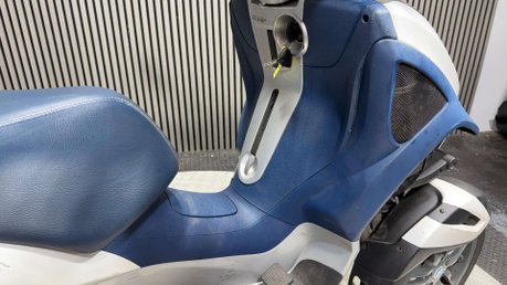 Piaggio MP3 YOURBAN LT 300 RIDE ON A CAR LICENCE TRIKE BIKE PROJECT 15