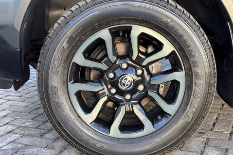 Toyota Hilux Invincible X 4WD 2.8 D-4D Double Cab Pickup - Hardtop Canopy 37