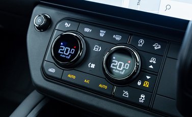 Land Rover Defender 110 OCTA Black 25