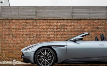 Aston Martin DB11 Volante 25