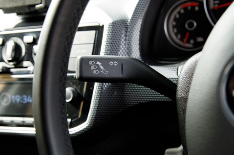 Volkswagen Up R-LINE 17