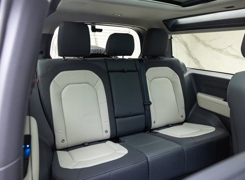 Land Rover Defender 90 D300 X-DYNAMIC HSE 33