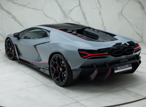 Lamborghini Revuelto 12