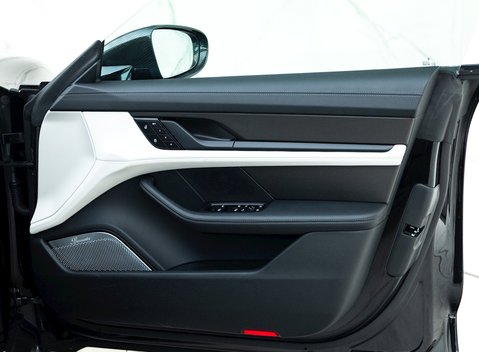 Porsche Taycan Turbo S Cross Turismo 25