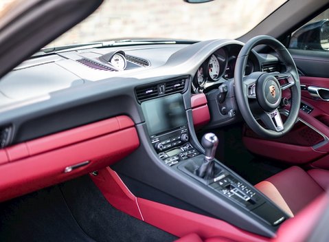 Porsche 911 (991.2) Targa 4 GTS 18
