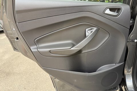 Ford Kuga ST-LINE AUTOMATIC -ONE OWNER- FORD SERVICE HISTORY - APPLE CARPLAY 26