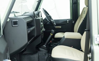 Land Rover Defender 110 Heritage 15