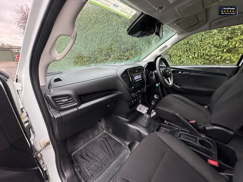 Isuzu D-Max Utility | 1.9 LT | AC | Camera | Double Cab 12