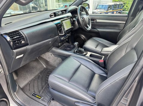 Toyota Hilux INVINCIBLE X 4WD D-4D DCB 19