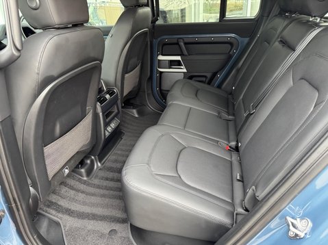 Land Rover Defender SE MHEV 42