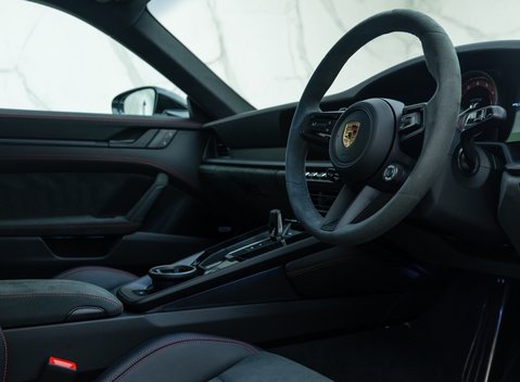 Porsche 911 Carrera 4 GTS (992) 13
