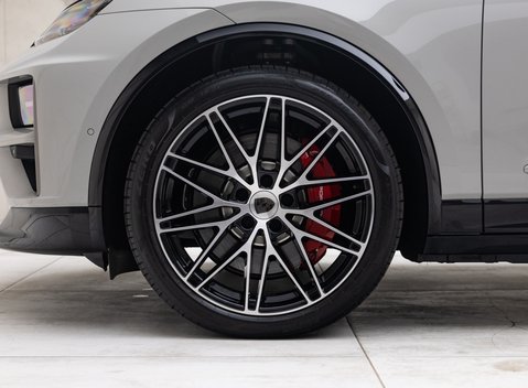 Porsche Macan Turbo Electric 33