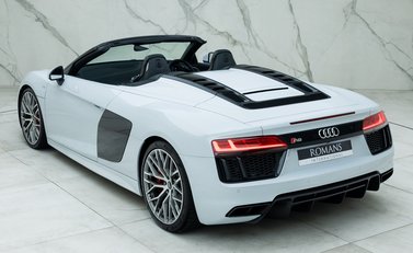Audi R8 V10 Spyder 12
