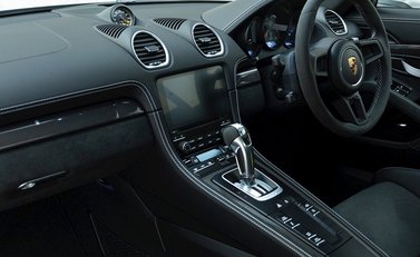 Porsche 718 Cayman GT4 13