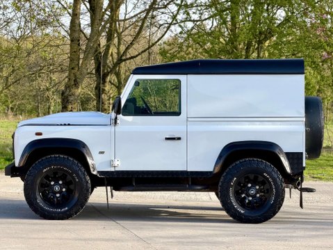 Land Rover Defender 2.2 Defender 90 Hard Top TD 4WD 5dr 7