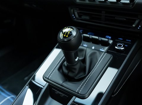 Porsche 911 GT3 Touring (992) 18