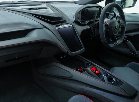 Lamborghini Revuelto 21