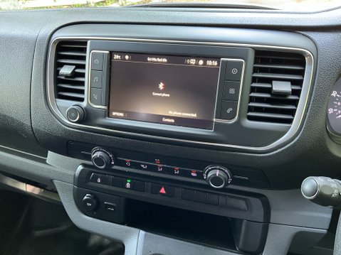 Vauxhall Vivaro 2.0 Turbo D 3100 Dynamic Crew Van L2 H1 Euro 6 (s/s) 5dr 28