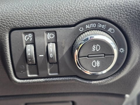 Vauxhall Astra GTC 1.4i Turbo SRi Euro 6 (s/s) 3dr 27