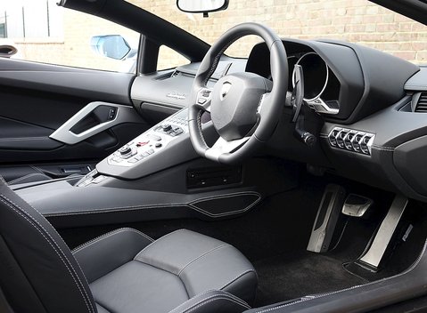 Lamborghini Aventador LP 700-4 Roadster 11