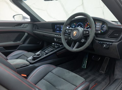 Porsche 911 Targa 4 GTS (992) 16