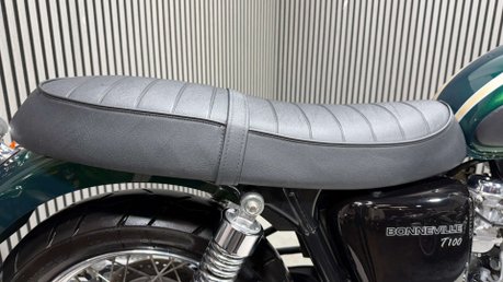 Triumph Bonneville 2004 ONLY 10K STUNNING MODERN CLASSIC NEW MOT 790CC 37