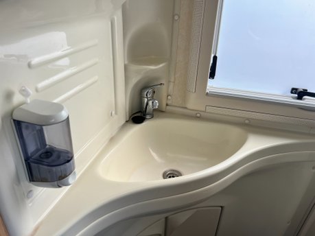 Auto-Sleepers Nuevo ES 4 BERTH PEUGEOT BOXER 2.2 HDI CHASSIS 24