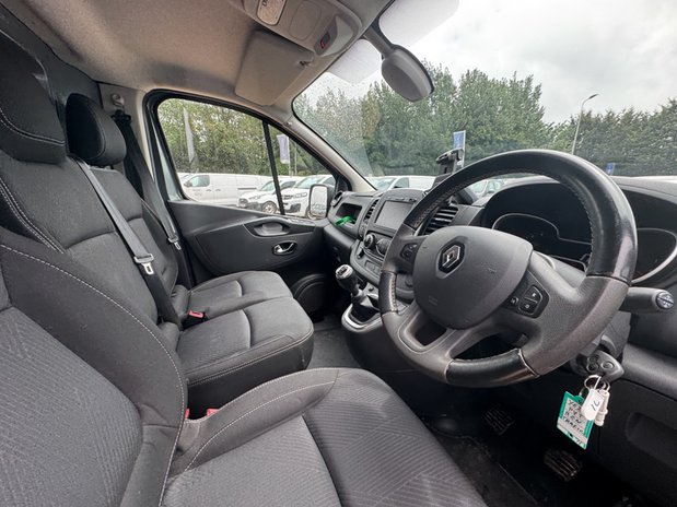 Renault Trafic SWB L1H1 Low Roof SL28 Air Con Alloys Sensors EURO 6 NO VAT 15
