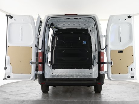 Renault Master MM35 104kW 87kWh Advance V2L Medium Roof Van Auto 2