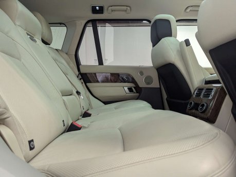 Land Rover Range Rover 3.0 Range Rover Vogue D MHEV Auto 4WD 5dr 45