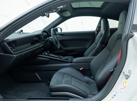 Porsche 911 Carrera GTS (992) 13