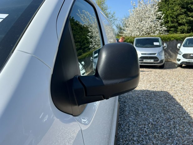 Vauxhall Vivaro SWB L1H1 Low Roof Dynamic 2900 Air Con Sensors Euro 6 NO VAT 22
