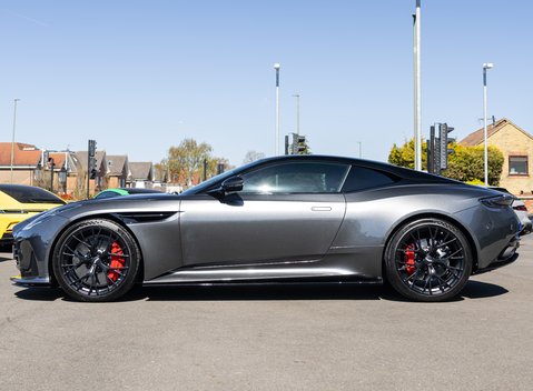 Aston Martin DB12 V8 3