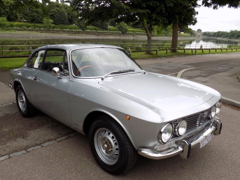 Alfa Romeo GT 1300 Junior 1