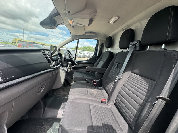 Ford Transit Custom SWB L1H1 [SOLD CM] Low Roof Limited 300 Air Con Alloys Sensors EURO 6 NO VA 10